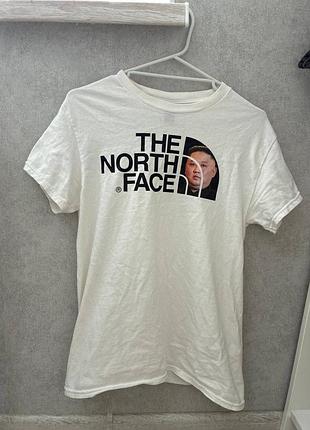 Оригинальная белая футболка the north face tnf з принтом с принтом оригінальна