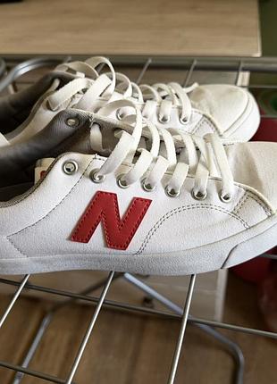 Кеди унісекс new balance білі з червоним логотипом