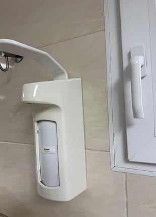 Дозатор для антисептика настінний