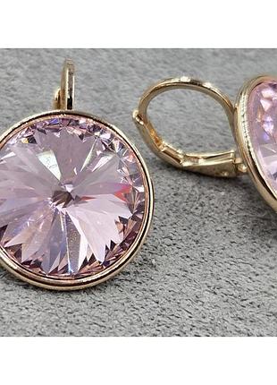 Сережки з рожевими кристалами swarovski. розмір 2 см, медзолото, медичне золото, позолочені, xuping