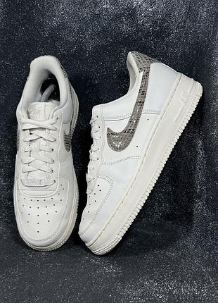 Білі жіночі шкіряні кросівки nike air force 1