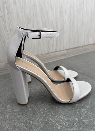 Жіночі босоніжки pretty little thing білі, розмір 39-40