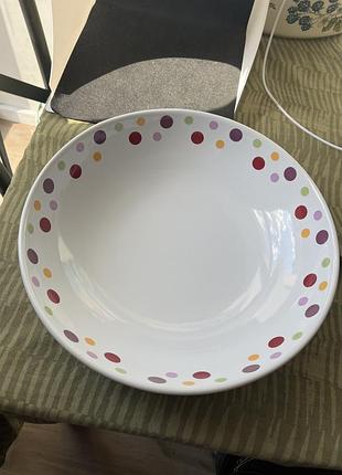 Біла керамічна сервірувальна миска з колекції simple additions dots від бренду pampered chef, яка прикрашена яскравим різнокольоровим горошком