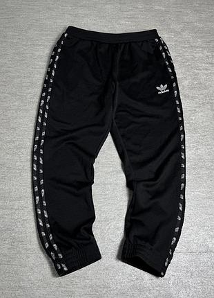 Чоловічі спортивні штани adidas чорні з принтом кросівок, розмір l