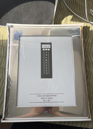 Срібляста металева фоторамка бренду cargo frameshop розміром приблизно 20х25 см (8" x 10").