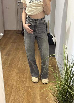Трендові джинси від бренду zara в сірому кольорі