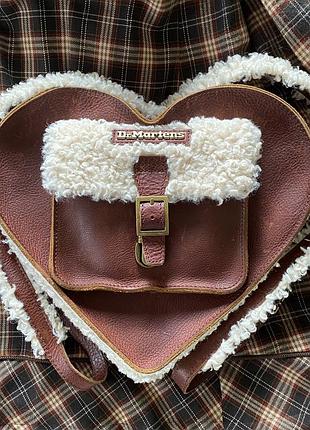 Сумка жіноча dr. martens ambassador leather heart shaped bag коричнева