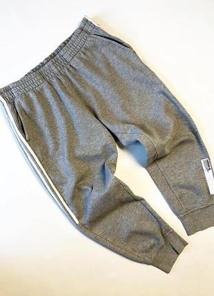 Спортивні штани / джогери adidas — всього за 550 грн! 
​стильні та мегазручні сірі меланжеві джогери adidas з фірмовими білими смужками по боках.