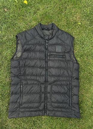 Мікропухова жилетка belstaff чорного кольору, розмір 52 (l) легка, тепла й комфортна, чудово підходить для повсякденного носіння. стан ідеальний