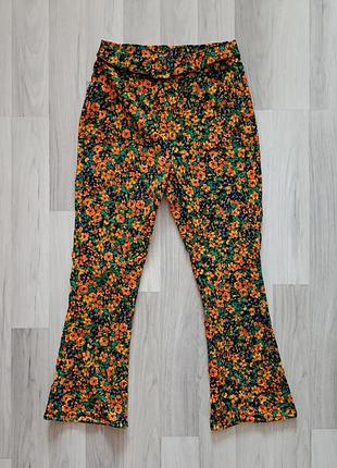 Женские трикотажные брюки-клеш (flared trousers / leggings) с ярким мелким цветочным принтом (ditsy floral) в ретро-стиле 70-х годов