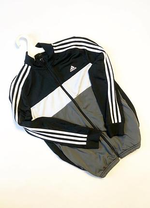 Спортивная кофта adidas – всего при 300 грн! 
стильная и удобная олимпийка adidas в классическом трехцветном дизайне (черный / серый / темно-серый)