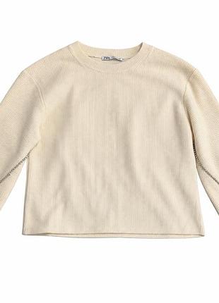 Zara — молочний трикотажний светр з декоративним сріблястим ланцюжком на рукавах