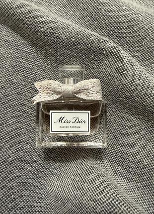 Парфуми christian dior miss dior eau de parfum мініатюра 5 мл для жінок