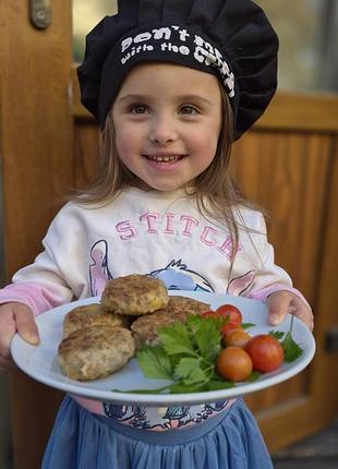 Чорний кухарський ковпак з білим вишитим написом «don't mess with the chef!».