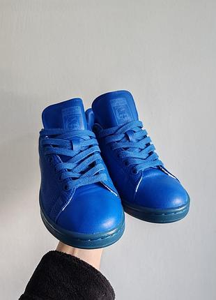 Оригінальні кросівки adidas stan smith blue (артикул: s80246) — розмір 38 (23.5 см)  
продам кросівки adidas stan smith у насиченому синьому кольорі.