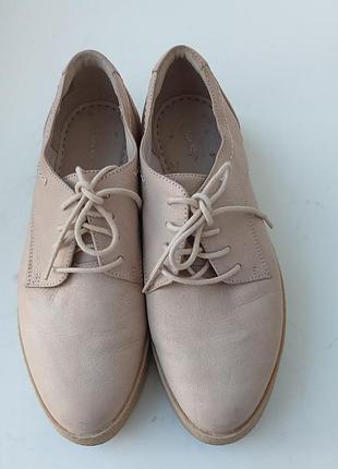 Женские туфли-дерби
бренда clarks в бежевом цвете.