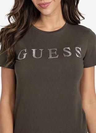 Футболка бренду guess з об'ємним металевим логотипом