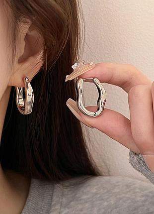 Серьги-хопы неправильной формы серебристые