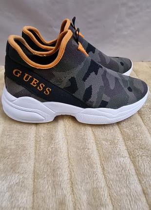 Кросівки-сліпони guess з камуфляжним принтом і яскравою жовтогарячою окантовкою коміра.