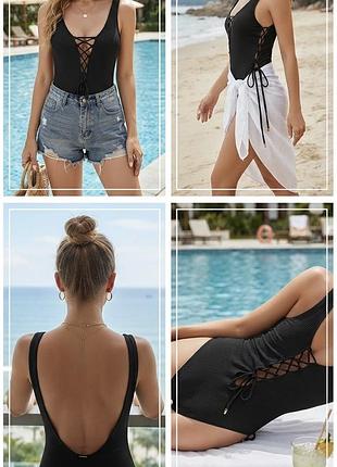 Чорний суцільний купальник у вертикальний рубчик із шнурівкою спереду та вирізами по боках