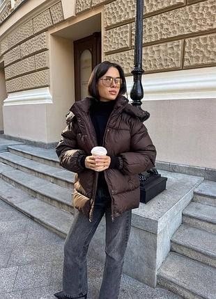 Удлиненный дутый стеганый пуховик на молнии с кнопками с съемным капюшоном с карманами