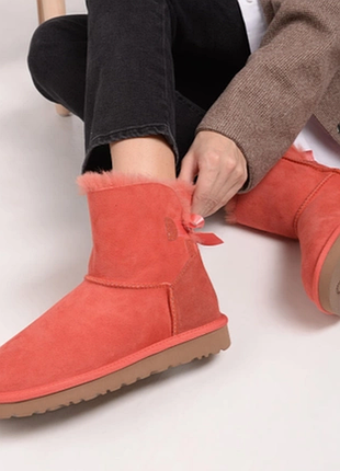 Жіночі уггі міні з бантом коралові замша ugg bailey bow mini ii vibrant coral