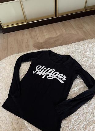 Черный женский лонгслив с длинными рукавами и белой крупной надписью «hilfiger» на груди в винтажном стиле от бренда tommy hilfiger.