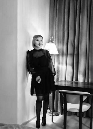 Стильна чорна сукня з накидкою-сіткою 🖤