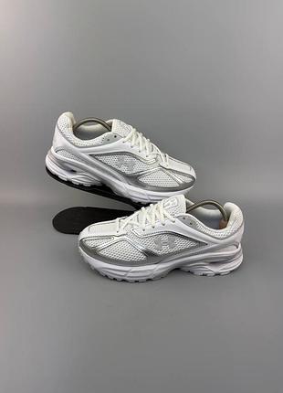 Сріблясті кросівки under armour hovr apparition