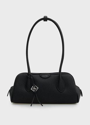 Cумка на плече calvin klein emblem trio pebble shoulder bag