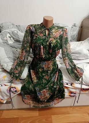 Зелёное платье в цветочный принт