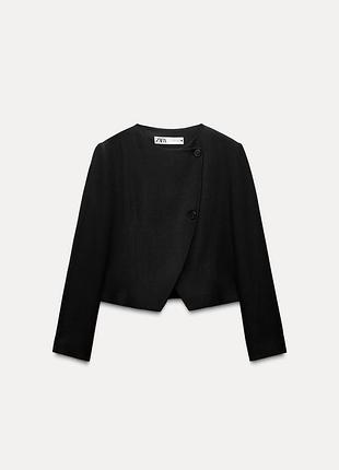 Чорний вкорочений піджак zara із асиметричною застібкою, тканина щільна, проте дуже мʼяка, є підкладка та підплічники