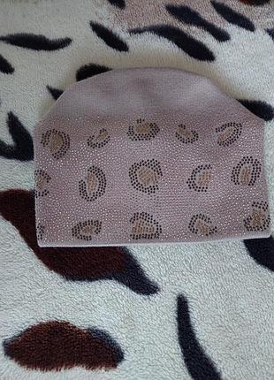 Шапка с мелкими стразами 5