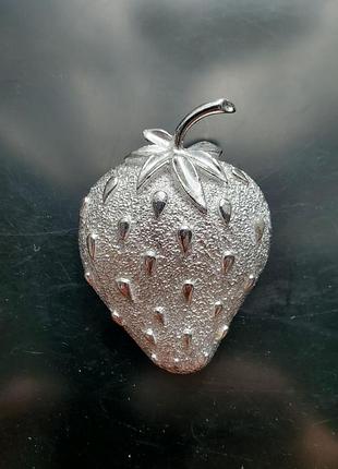 Sarah coventry strawberry ice 1968р коллекционная брошь, Америка