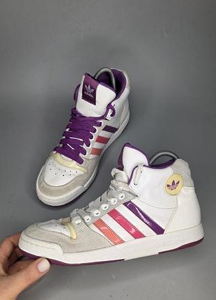 Высокий женский кроссовки adidas белого цвета с фиолетовыми и розовыми акцентами