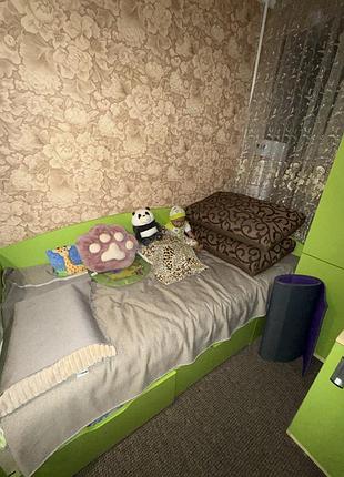 Дитячий гарнітур для кімнати 🧸💚

продається комплект дитячих меблів для кімнати. яскравий, зручний та місткий варіант.