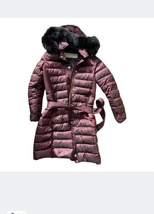 Пуховик бордового кольору від бренду burberry.