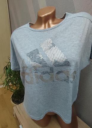 Красивая оригинальная укороченная футболка adidas