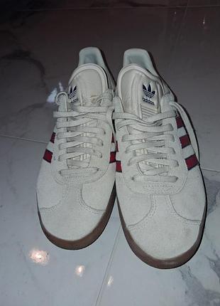 Кросівки чоловічі adidas білі з бордовими смужками, розмір 42
