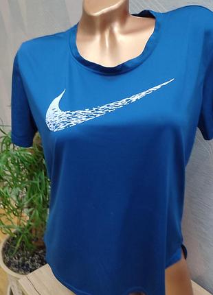 Красивая оригинальная спортивная футболка nike