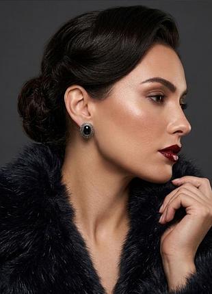 Розкішні вінтажні сережки "mob wife" з чорним кабошоном та ажурним філігранним візерунком