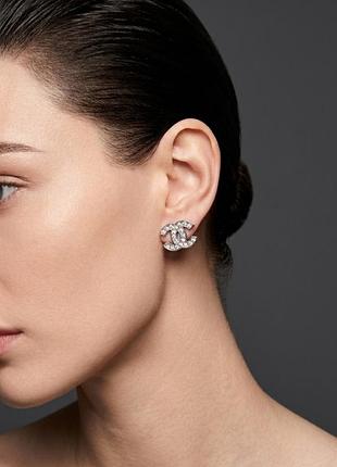 Роскошные серьги-пусеты в стиле chanel с сияющими кристаллами