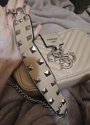 Сумка guess 1981 - стильний аксесуар для сучасних дівчат. модний дизайн від відомого бренду. практична та зручна на кожен день