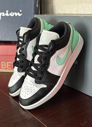 Кросівки жіночі nike air jordan 1 low чорно-білі із зеленими акцентами, розмір 38, довжина устілки 24 см