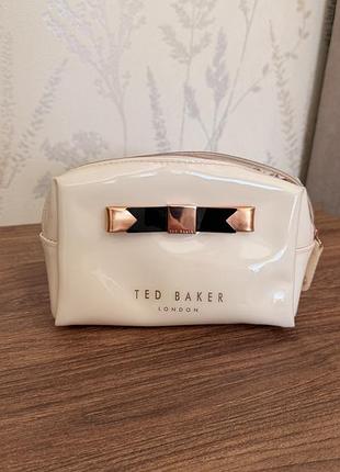 Кремова лакована косметичка ted baker london з фірмовим об'ємним бантом та золотистими деталями