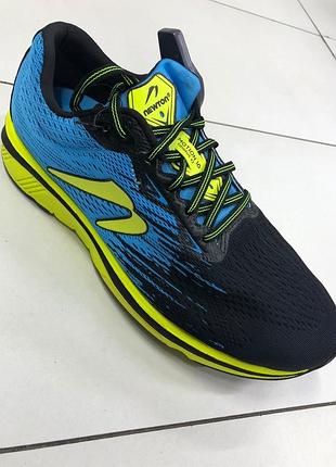 Бігові чоловічі кросівки newton motion 10 у кольоровій гамі lake blue/black з характерними лимонно-жовтими акцентами. розмір:44