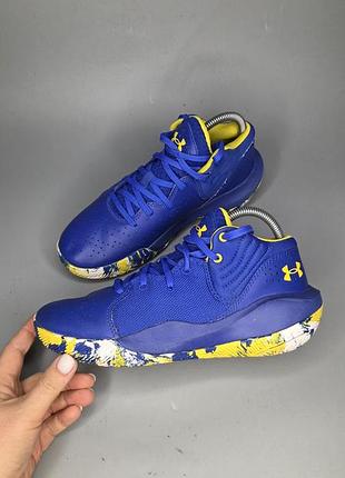 Кроссовки under armour gs jet '21 с заметной желто-белой подошвой и контрастными желтыми акцентами