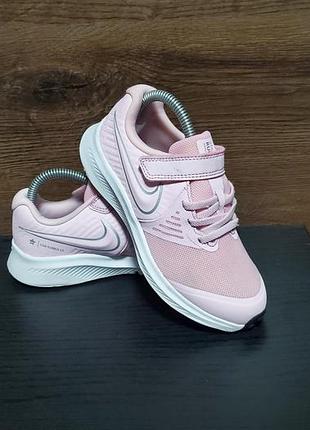 Детские кроссовки nike star runner 2 ppsv в розовом цвете с белой подошвой и серебристым логотипом.