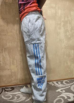 Серые спортивные штаны, утепленные от adidas, для подростка 11-12 лет ростом 152 см