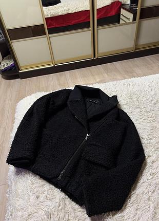Черная фактурная куртка-тедди фасона косуха от бренда emporio armani с асимметричной молнией и накладным карманом.